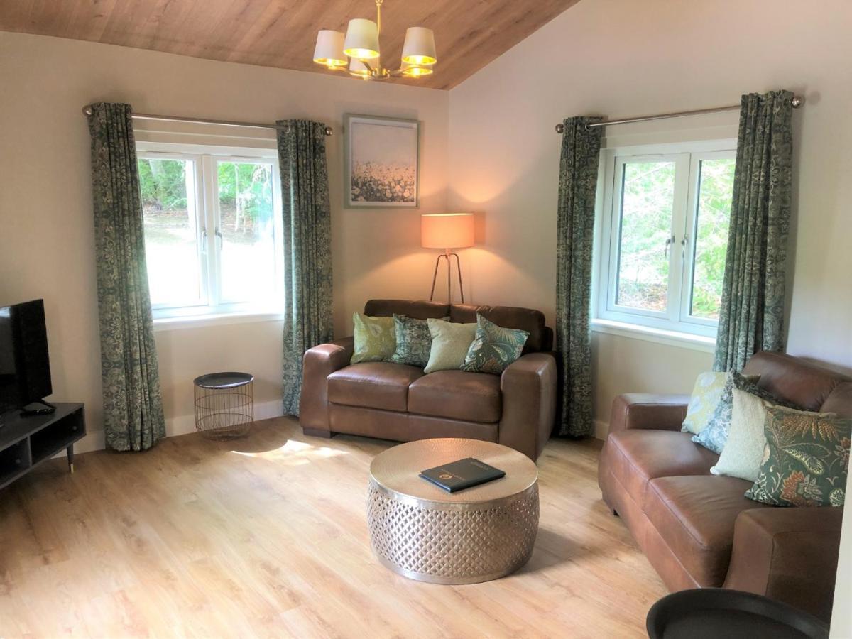 Breckland Lodge 2 With Hot Tub Belladrum Exterior photo
